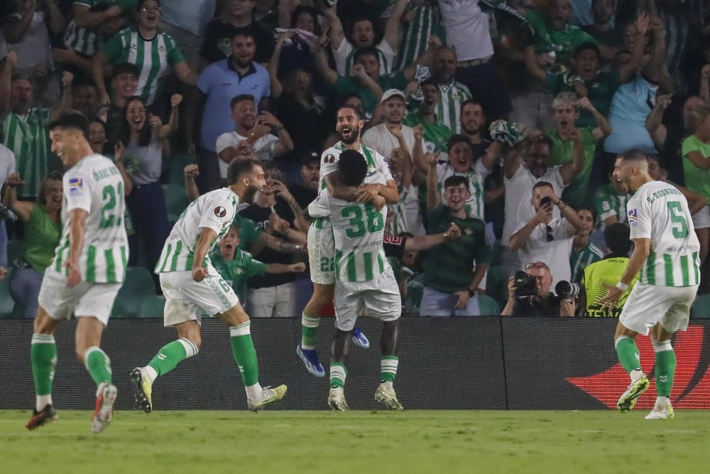 Isco Alarcón (C arriba) celebra un gol en el Betis-Sparta de Praga de Europa League 2023-24. EFE/José Manuel Vidal
