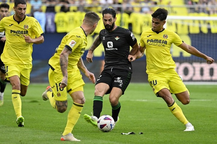 Isco Alarcón, entre Alberto Moreno y Ramón Terrats en el Villarreal-Real Betis de la Primera División 2023-24. EFE