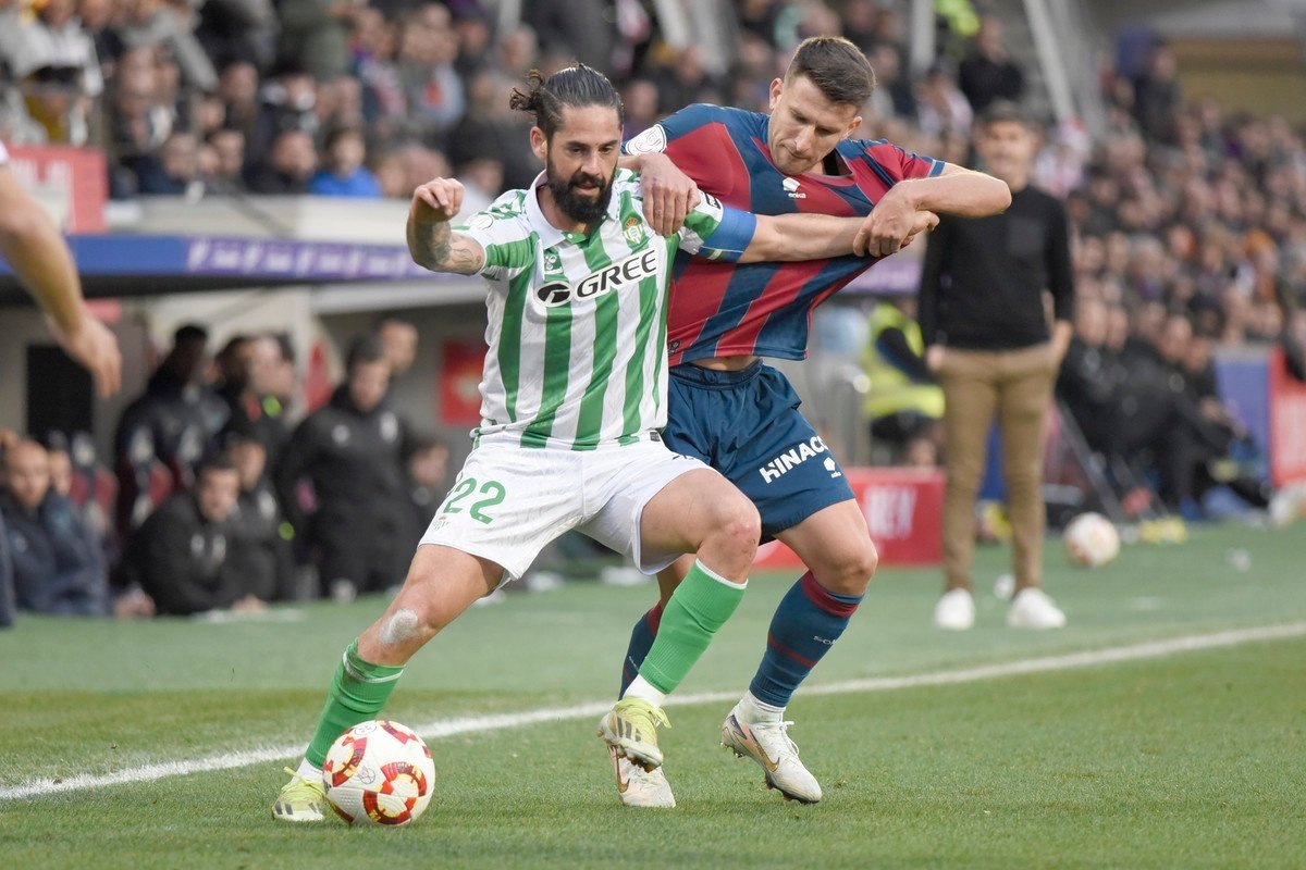 Isco marcó el gol de la victoria en El Alcoraz. EFE