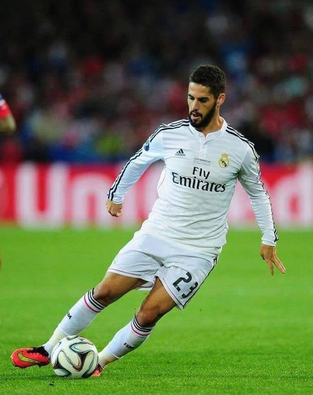 Isco conduce el balón en un partido del Real Madrid. Twitter