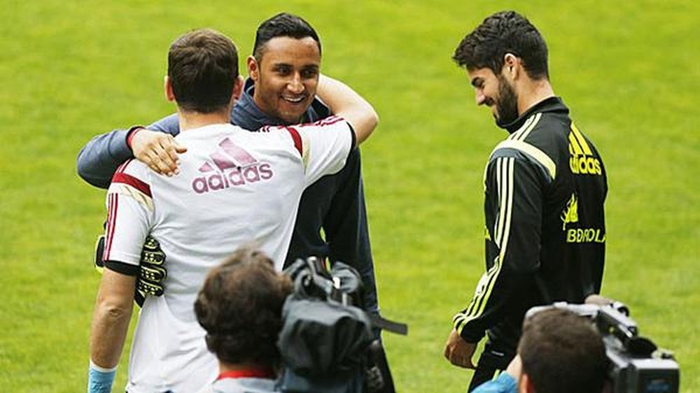 Isco y Casillas, con la Selección Española, saludan a Keylor Navas, actual guardameta del Real Madrid. Twitter