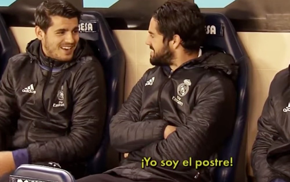 Isco y Morata bromean en el banquillo. Twitter
