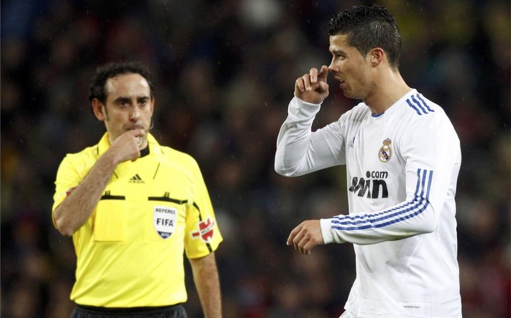 Iturralde señala el final de un partido ante Cristiano Ronaldo. EFE