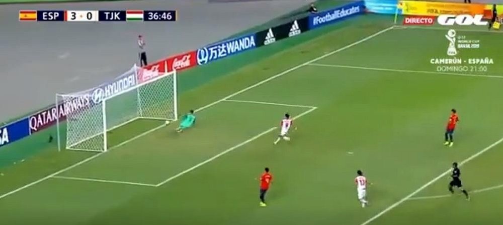 Carrillo scored a comical own goal against Tajikistan in the Under 17 World Cup. Captura/Gol