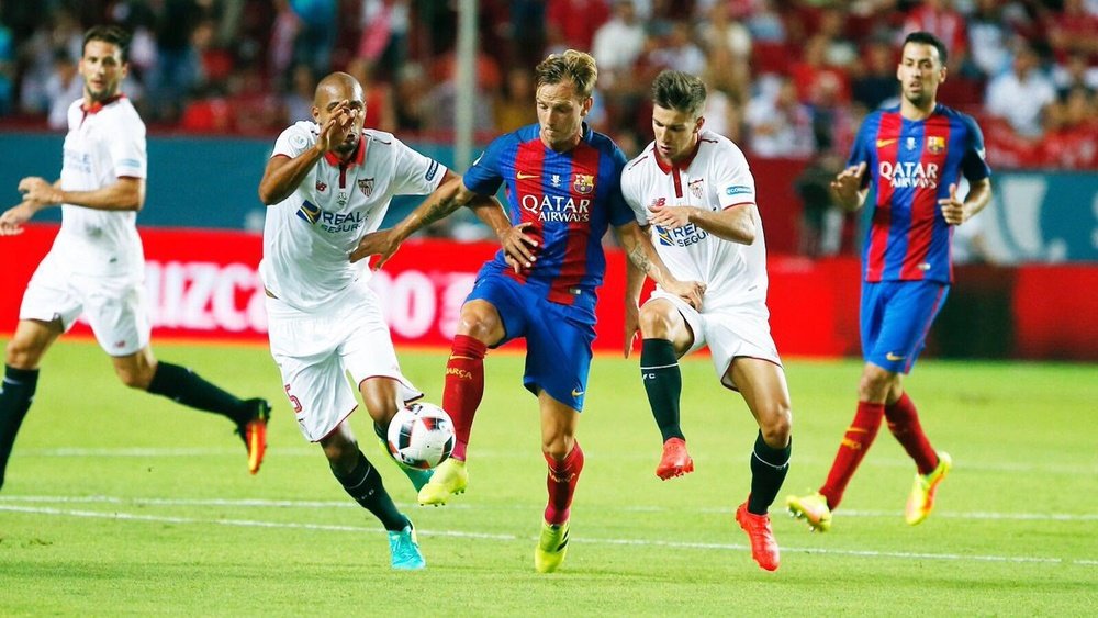 Ivan Rakitic controla un balón en el encuentro de la Supercopa de España entre el Barcelona y el Sevilla. IvanRakitic