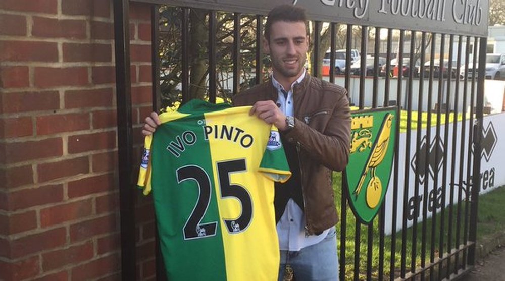 Ivo Pinto, durante su presentación con el Norwich. Twitter