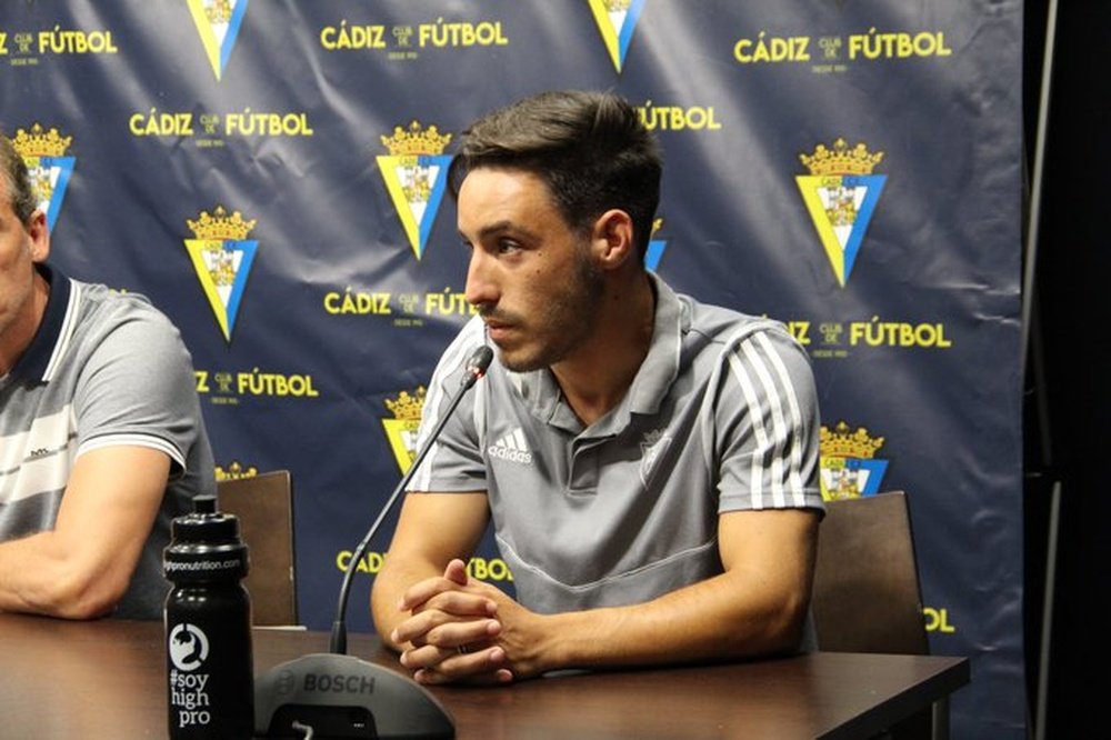 Iza, presentado con el Cádiz. CadizCF