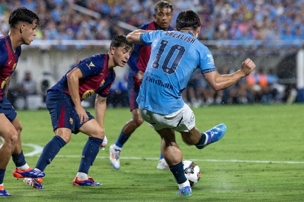 Pablo Torre se vio las caras con rivales de la talla de Grealish esta madrugada. EFE
