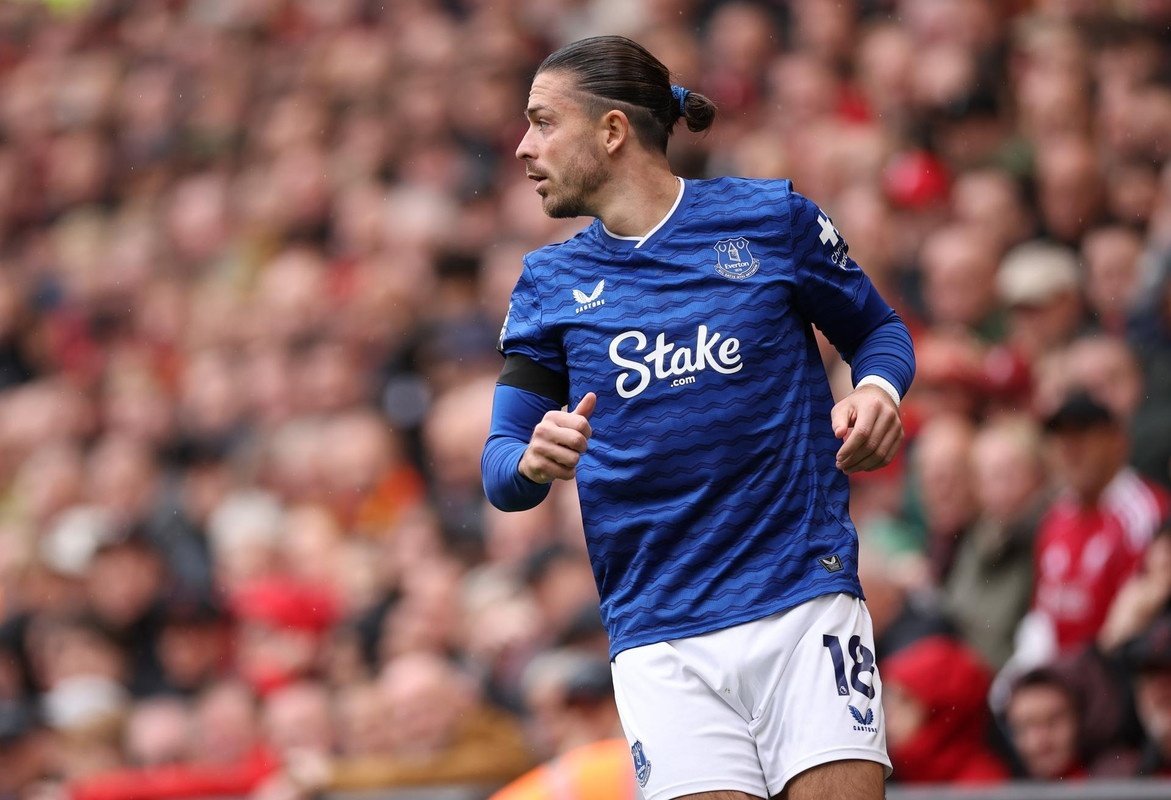 O astro do Everton, Jack Grealish, não terá a chance de encerrar seu longo jejum de vitórias contra o Manchester City neste fim de semana.