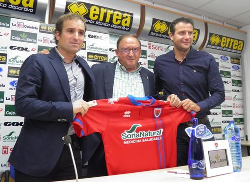 Jagoba Arrasate posa como nuevo entrenador del Numancia durante su presentación. Twitter
