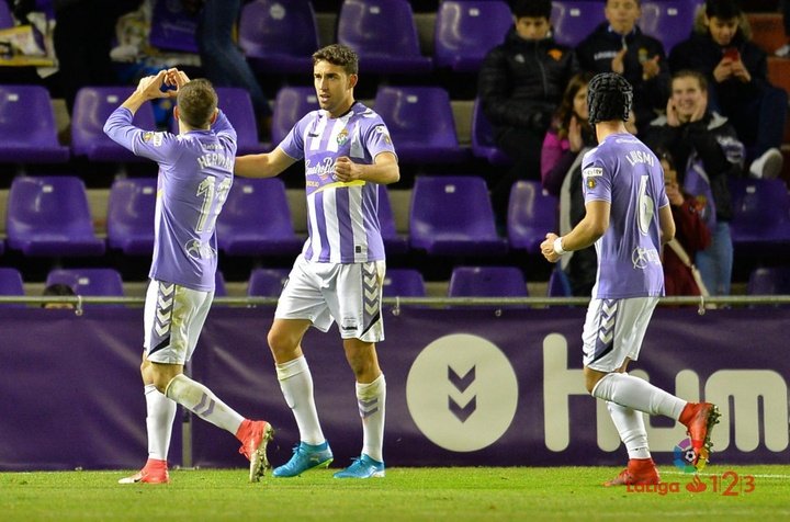 El Valladolid remonta al Almería y se asoma a los 'play offs'