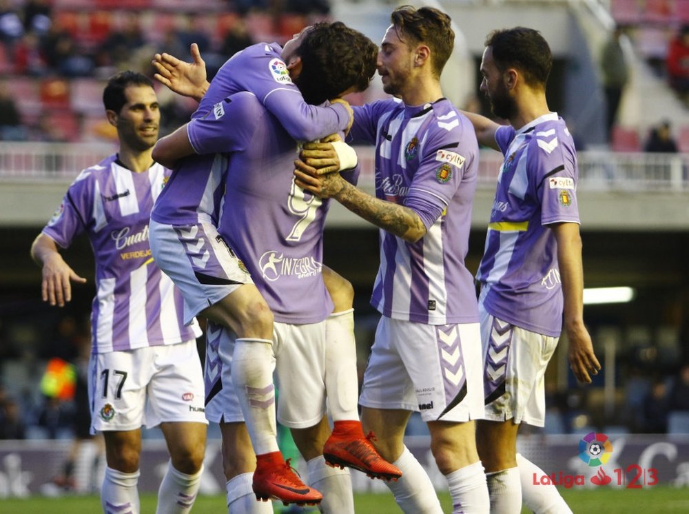 Jaime Mata celebra con sus compañeros el 0-1 ante el Barcelona B. LaLiga