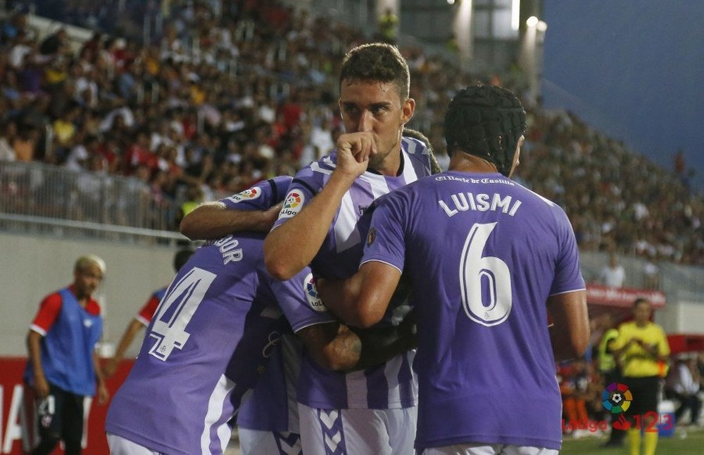 Jaime Mata celebra un tanto con sus compañeros del Real Valladolid. LaLiga