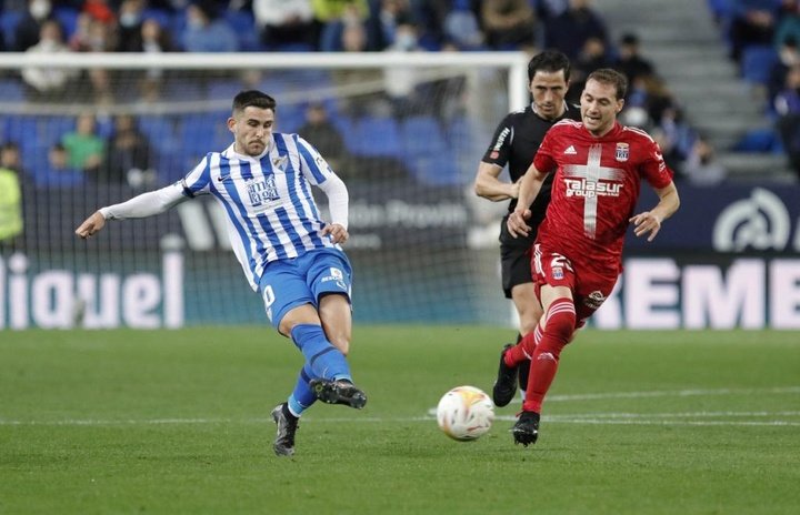 Jairo Samperio da un pase durante el Málaga-Cartagena de la Segunda División 2021-22. Marilú Báez
