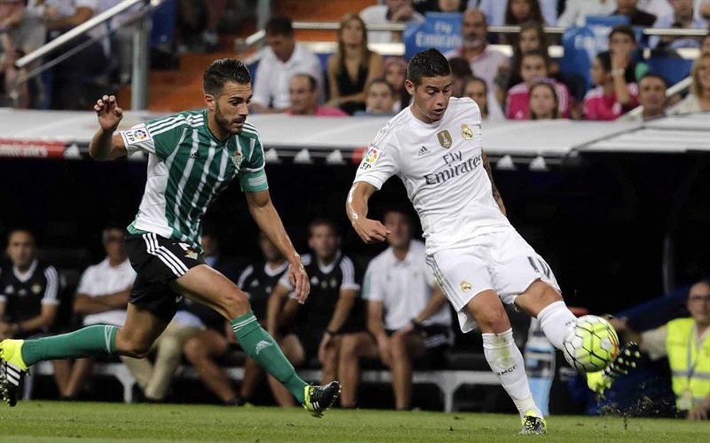 James centra ante Xavi Torres en el Real Madrid-Betis. Twitter