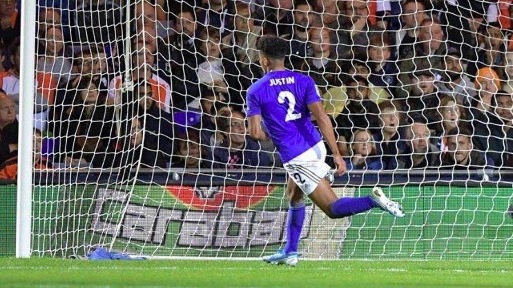Justin marcó uno de los tantos del Leicester. Twitter/Carabao_Cup