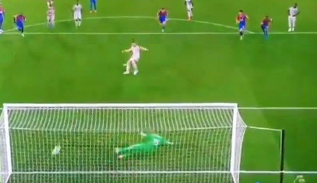 James Milner scored a penalty for Liverpool against Crystal Palace. Captura