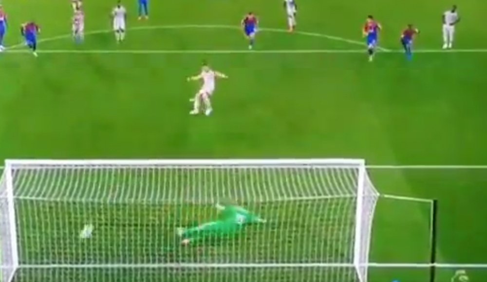 James Milner scored a penalty for Liverpool against Crystal Palace. Captura