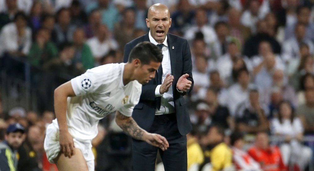 James Rodríguez y el técnico del Real Madird Zidane. EFE