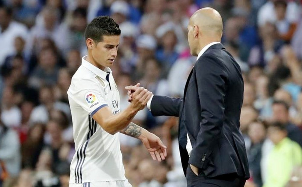 James Rodríguez et Zinedine Zidane se saluent lors du'un match de Liga. EFE