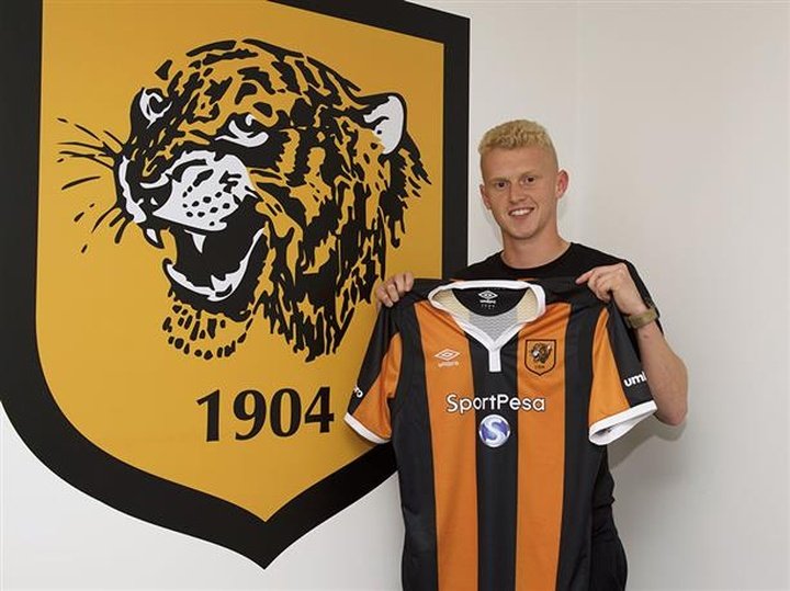 Hull sign James Weir from United