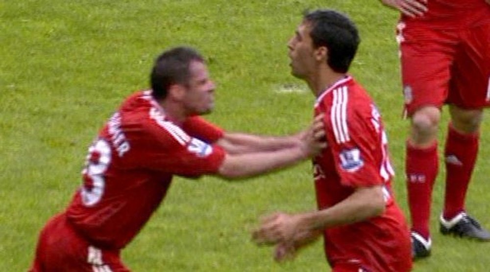 Carragher admitted he almost hit Arbeloa. Captura/SkySports