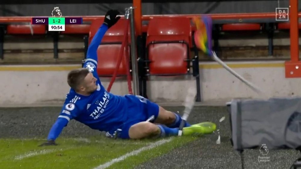 Vardy vio la amarilla por partir el banderín. Captura/DAZN