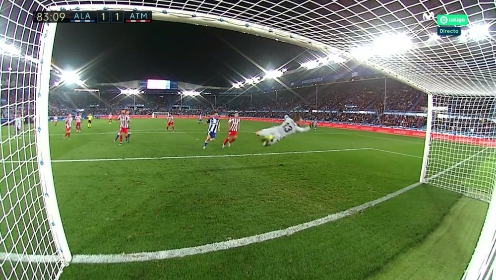 Lucas Perez hit it into the top corner for Alaves against Atleti. Captura/Movistar+LaLiga