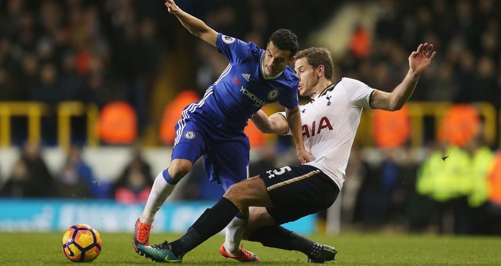 Jan Vertonghen (R) challenges Chelsea's Pedro in Spurs' 2-0 victory over Chelsea. TottenhamHotspurFC