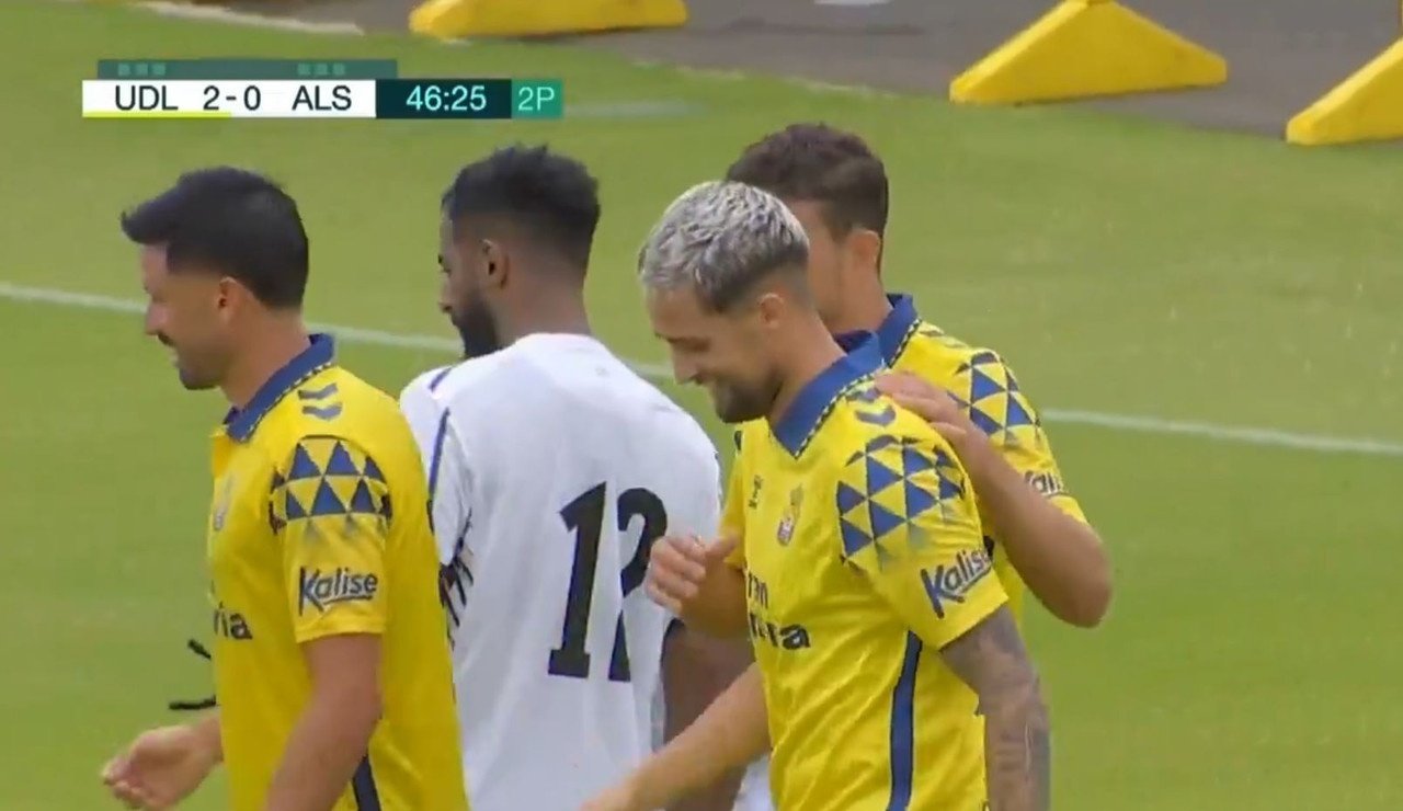 Las Palmas sonríe con su nuevo fichaje. Adnan Januzaj sustituyó a Pejiño, que se hizo una lesión muscular, en el duelo contra el Al Shabab y fue clave para que el equipo insular se llevara la victoria. Debutó por todo lo alto: con un soberbio golazo de volea que hace soñar a la hinchada con su potencial para la 2024-25.