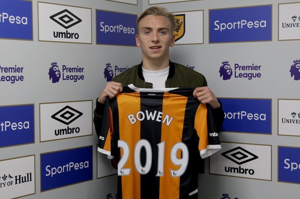Jarrod Bowen, posando con la camiseta del Hull City anunciando su renovación hasta 2019. HullCity