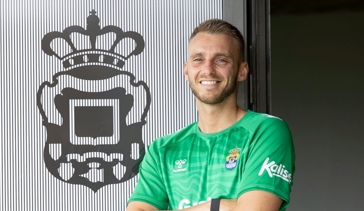 Cillessen has signed with Las Palmas until 30th June 2026. UDLP_Oficial