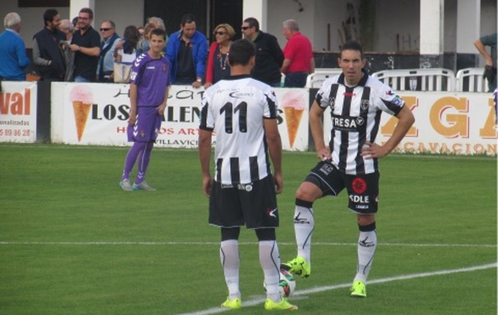 Javi Camochu se dispone a sacar de centro en un encuentro disputado con el Burgos. BurgosCF