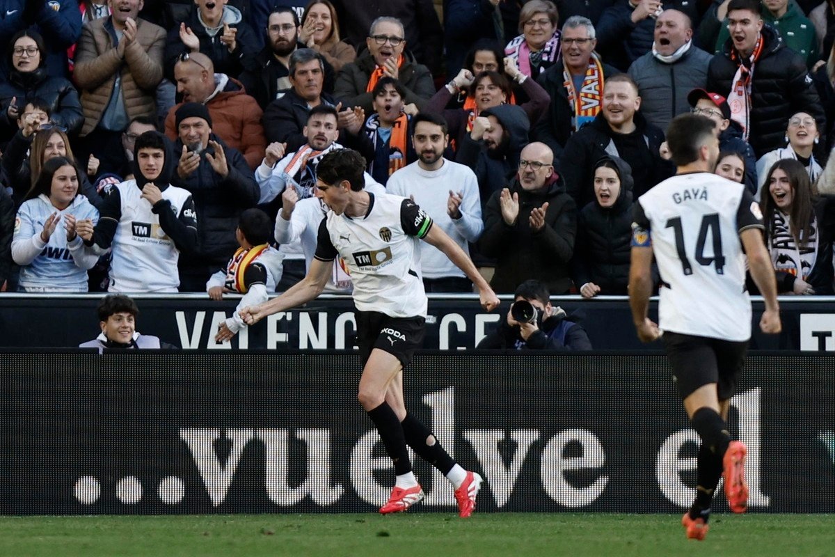 Javi Guerra devolvió la esperanza en Mestalla. EFE