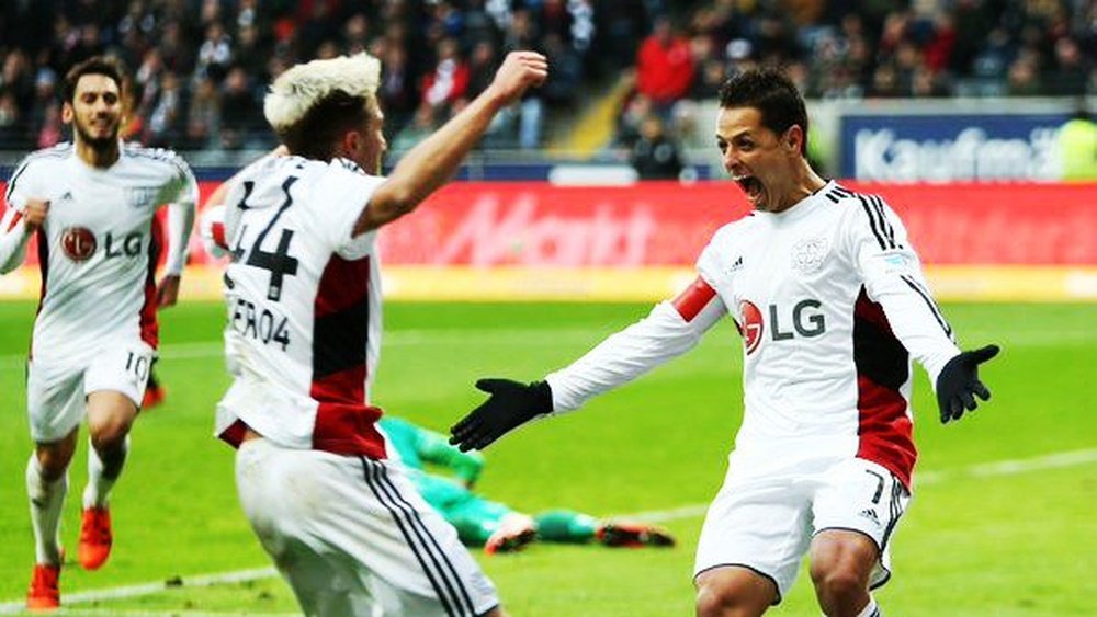 Javier `Chicharito´ Hernández celebra su doblete al Eintracht con su compañero en el Bayer Leverkusen Kevin Kampl. Twitter