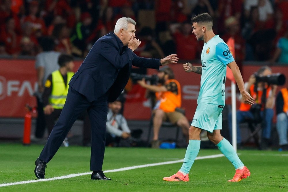 Javier Aguirre y Dani Rodríguez, en la final de la Copa del Rey 2024 entre el Athletic y el Mallorca. EFE