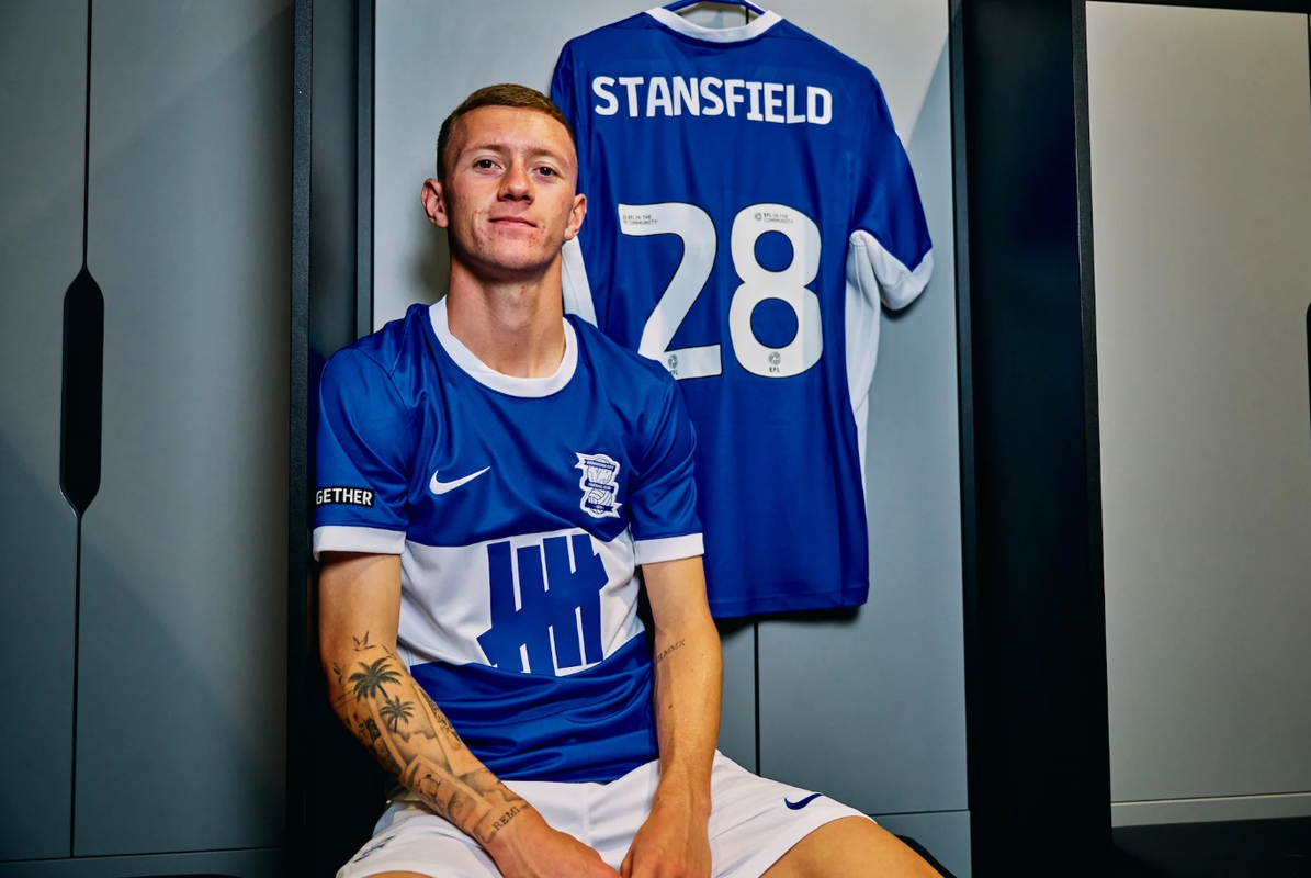 El Birmingham City, club que esta temporada competirá en la League One, la Tercera División de Inglaterra, anunció la incorporación de Jay Stansfield por 15 millones de libras, 17.8 millones de euros, un fichaje récord para la categoría.