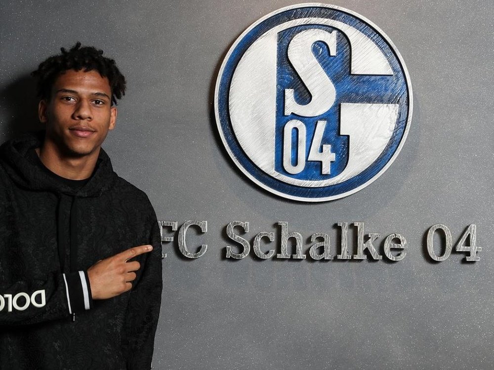 OFICIAL: Todibo, cedido al Schalke 04. Twitter/S04_es