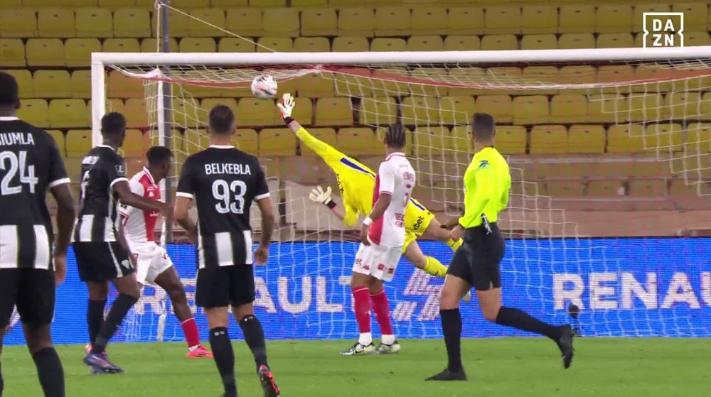 Aholou gela il Monaco con un missile sotto l'incrocio. DAZN