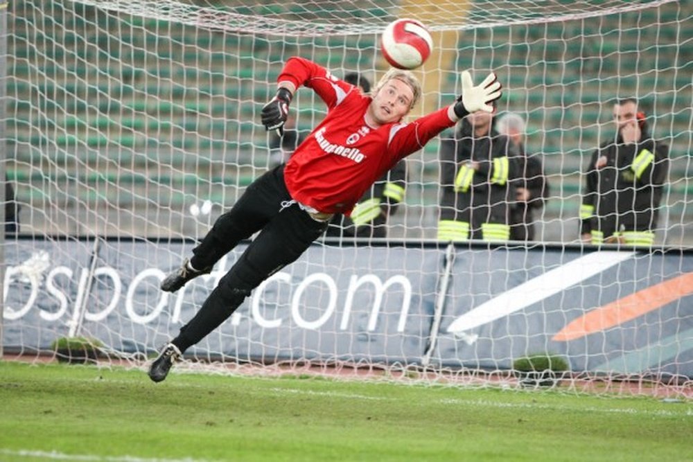 Jean Francois Gillet saving a penalty during his time with Bari. Twitter
