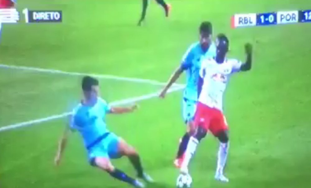 Augustin embarrassed two Porto defenders in one fell swoop. Captura