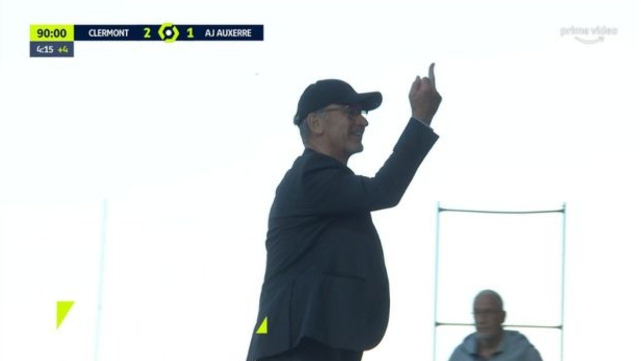 Nunca una 'peineta' salió tan cara: le enseñó el dedo a los hinchas... y terminó despedido