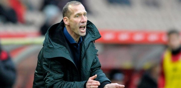 Kaiserslautern coach suffered a heart attack during the match