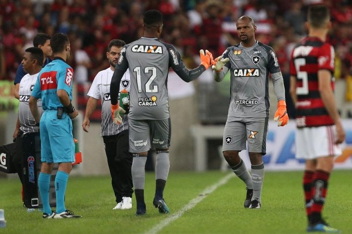 Jefferson sofre trauma no pescoço e pode desfalcar o Botafogo