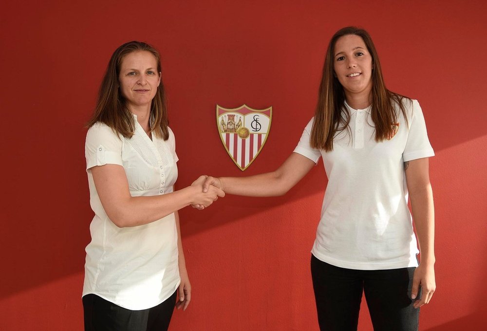 Jenni, tras renovar contrato con el Sevilla Femenino. SevillaFC_Fem