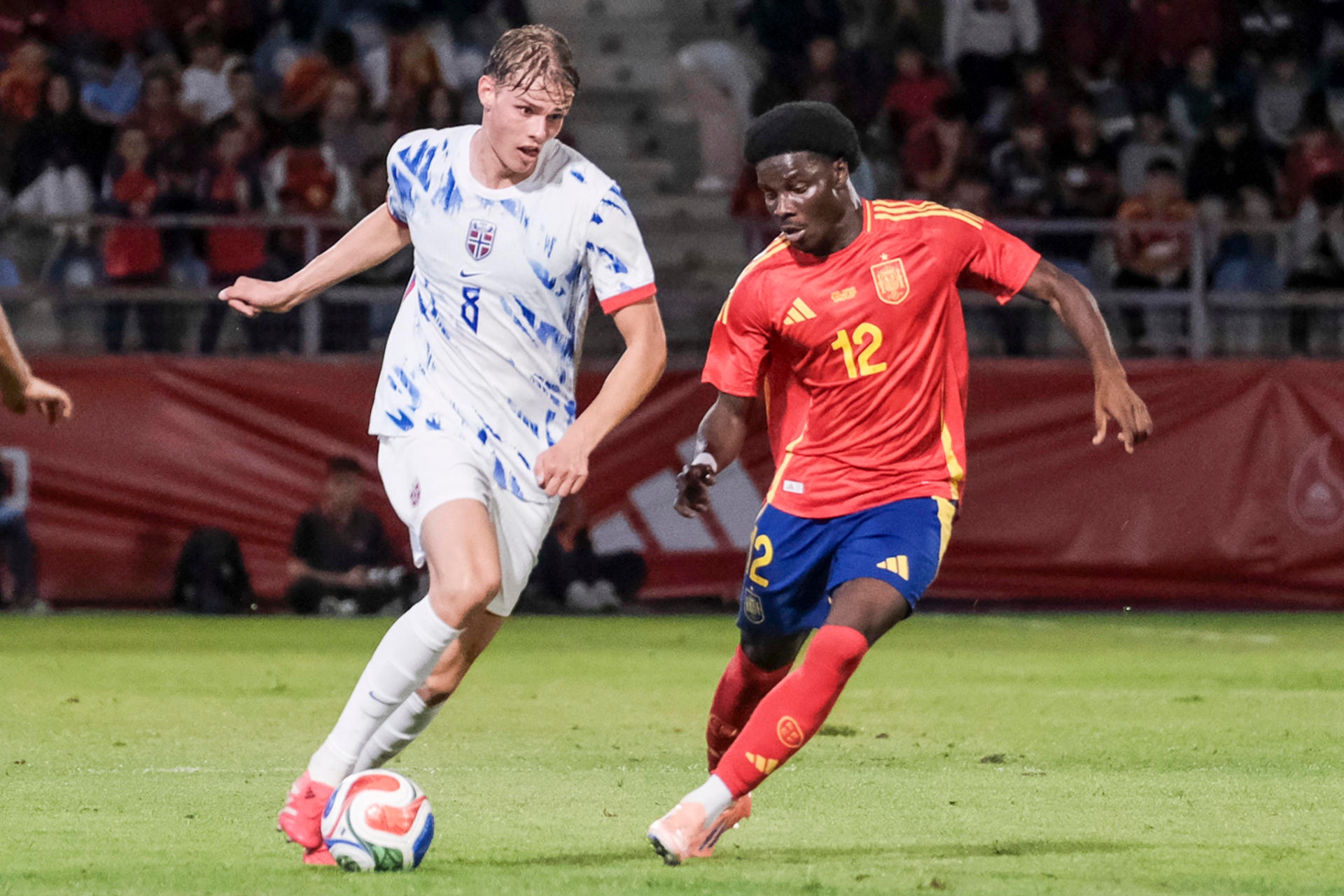 Rangers oferece 4,5 milhões de libras ao Tromsø pelo jovem Jens Hjerto-Dahl, de 20 anos. Ele foi comparado com Ødegaard, é alvo prioritário para revolucionar meio-campo. Joe Rothwell, de 30 anos, deve cortar passagem fracassada por Ibrox rumo à Championship.
Sheffield United lidera corrida pelo inglês, ex-Bournemouth e campeão com Leeds e Southampton.