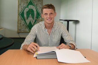 O  Werder Bremen anunciou duas contratações para a próxima temporada. Trata-se de Jens Stage, procedente do Copenhaga, e Oliver Burke, do Sheffield United.