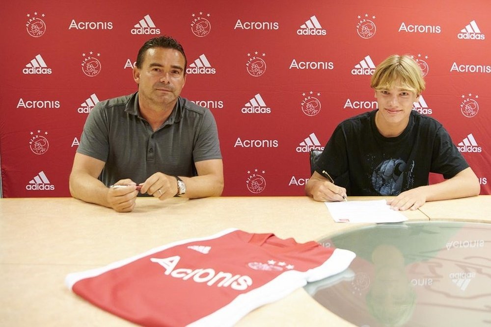 O Ajax paga dois milhões por Kjaer, talento dinamarquês de 16 anos. AFCAjax