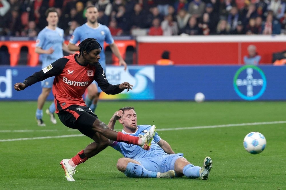 Jeremie Frimpong (g) face à Wittek lors du Leverkusen-Bochum. EFE/Ronald Wittek