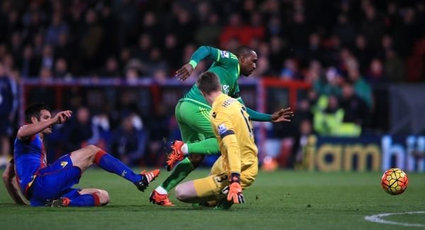 Defoe da al Sunderland su primera victoria de la temporada fuera de casa